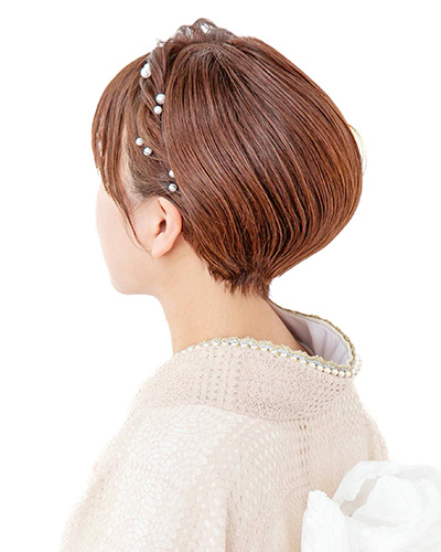 Side-swept twist tucked hair ideal for a sightseeing stroll during your Kyoto Kimono Experience.
