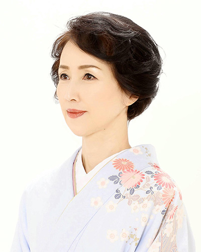 Smooth classic blowout styling for a natural and elegant Kyoto Kimono Experience.